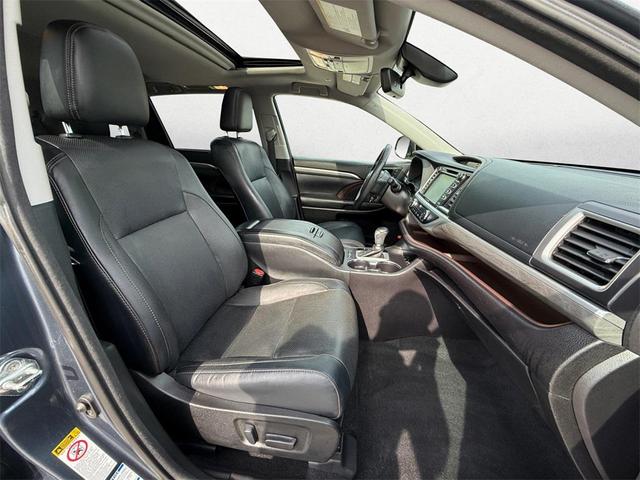Photo of 2018 Shoreline Blue Pearl Toyota Highlander