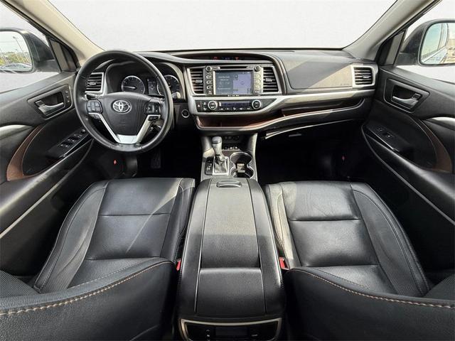 Photo of 2018 Shoreline Blue Pearl Toyota Highlander