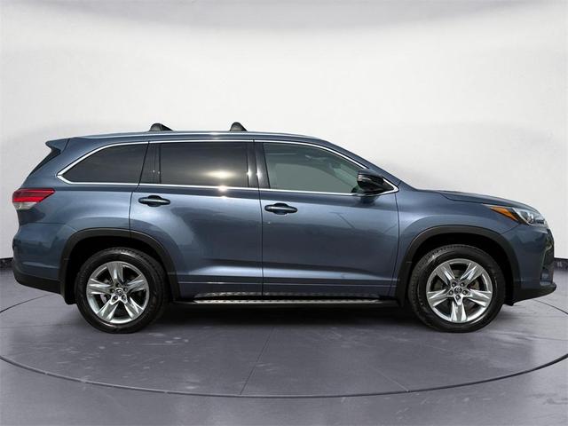 Photo of 2018 Shoreline Blue Pearl Toyota Highlander
