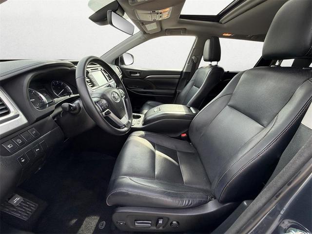 Photo of 2018 Shoreline Blue Pearl Toyota Highlander