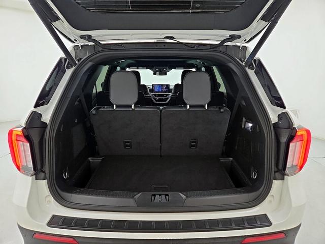 Photo of 2025 White Ford Explorer