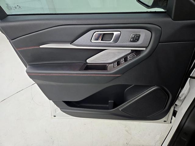 Photo of 2025 White Ford Explorer