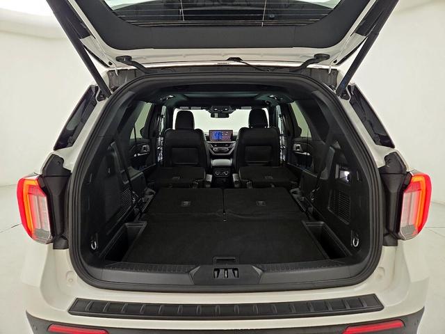 Photo of 2025 White Ford Explorer