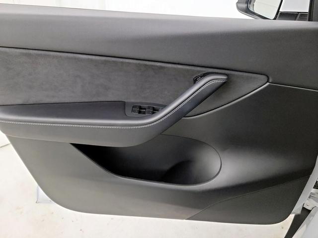Photo of 2021 White Tesla Model Y