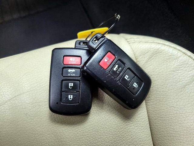 Photo of 2014 Burgundy Toyota Avalon