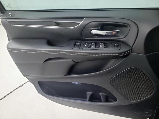 Photo of 2018 Black Dodge Grand Caravan