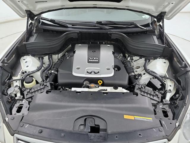 Photo of 2015 White INFINITI QX50