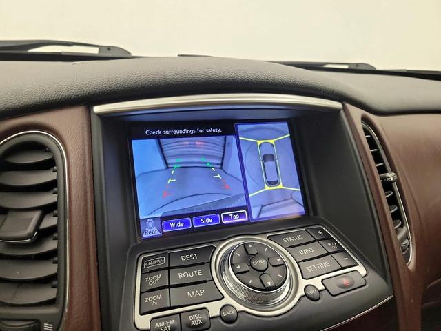 Photo of 2015 White INFINITI QX50