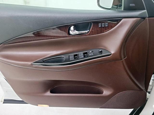 Photo of 2015 White INFINITI QX50