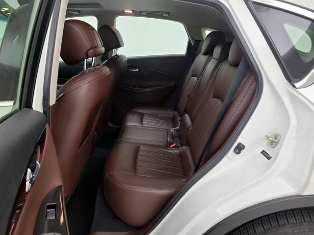 Photo of 2015 White INFINITI QX50