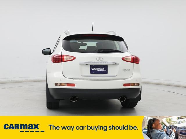 Photo of 2015 White INFINITI QX50