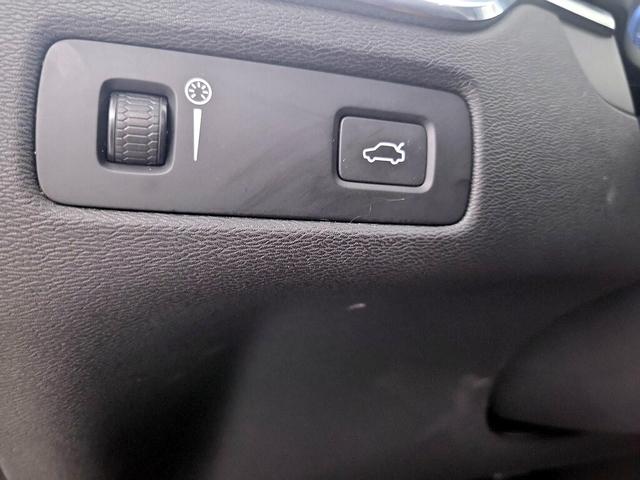 Photo of 2020 White Volvo XC60