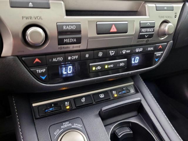 Photo of 2017 White Lexus ES 350