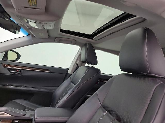 Photo of 2017 White Lexus ES 350