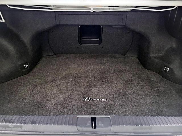 Photo of 2017 White Lexus ES 350