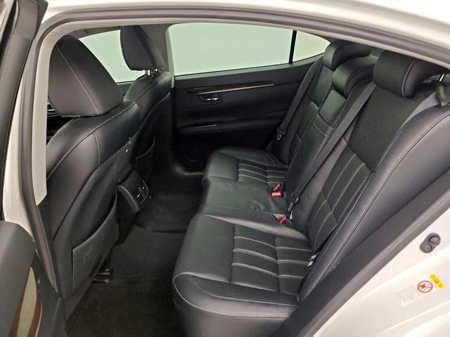 Photo of 2017 White Lexus ES 350