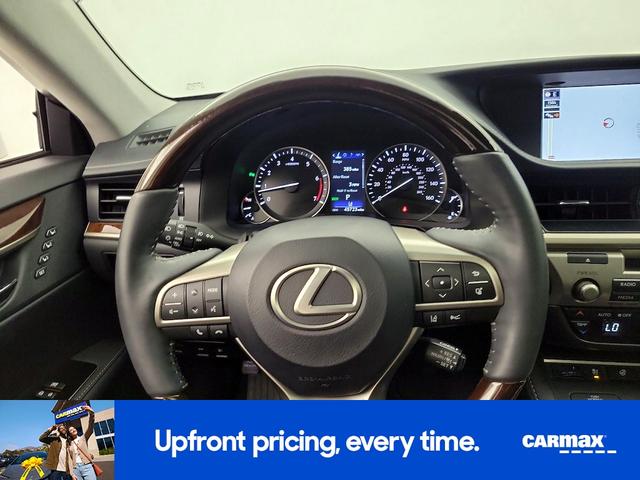 Photo of 2017 White Lexus ES 350
