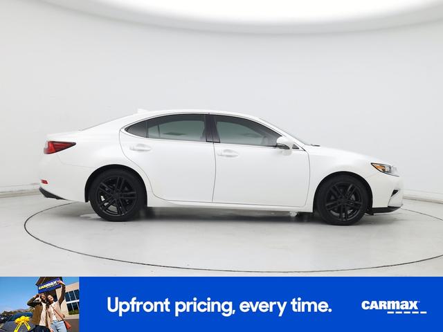 Photo of 2017 White Lexus ES 350