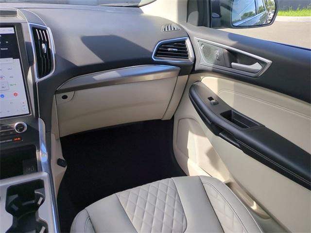 Photo of 2024 Carbonized Gray Metallic Ford Edge
