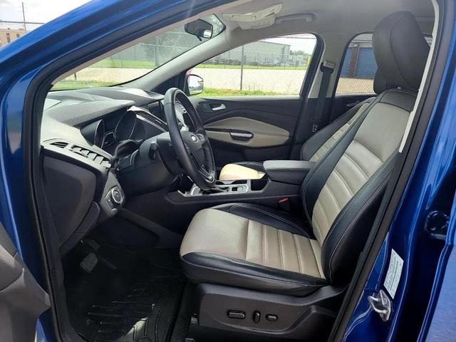 Photo of 2019 Lightning Blue Metallic Ford Escape