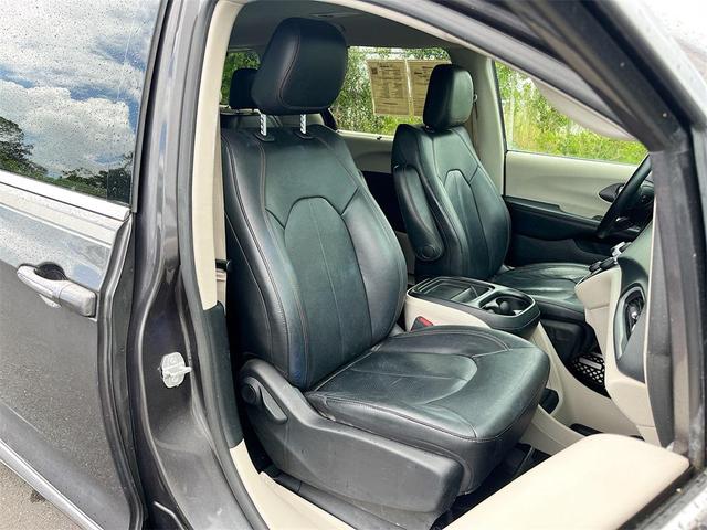 Photo of 2020 Granite Crystal Metallic Clearcoat Chrysler Pacifica