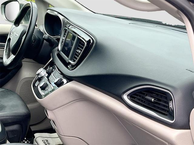 Photo of 2020 Granite Crystal Metallic Clearcoat Chrysler Pacifica