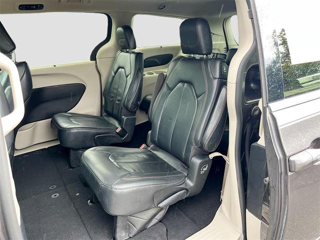Photo of 2020 Granite Crystal Metallic Clearcoat Chrysler Pacifica