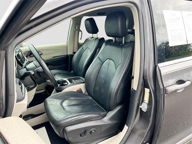 Photo of 2020 Granite Crystal Metallic Clearcoat Chrysler Pacifica