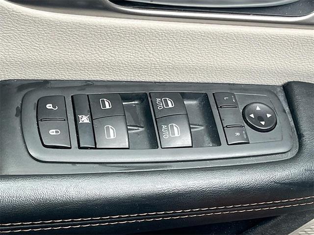 Photo of 2020 Granite Crystal Metallic Clearcoat Chrysler Pacifica