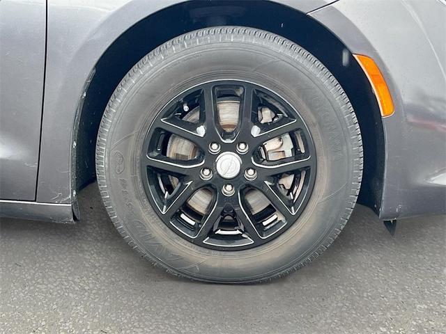 Photo of 2020 Granite Crystal Metallic Clearcoat Chrysler Pacifica