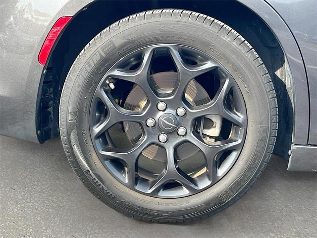 Photo of 2022 Granite Crystal Metallic Clearcoat Chrysler 300