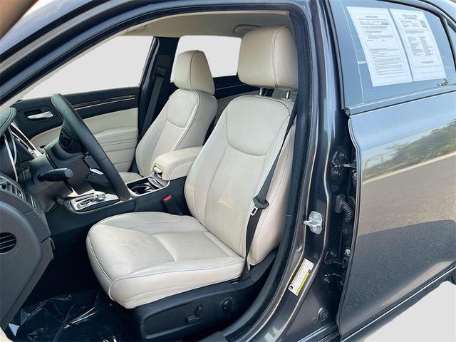 Photo of 2022 Granite Crystal Metallic Clearcoat Chrysler 300