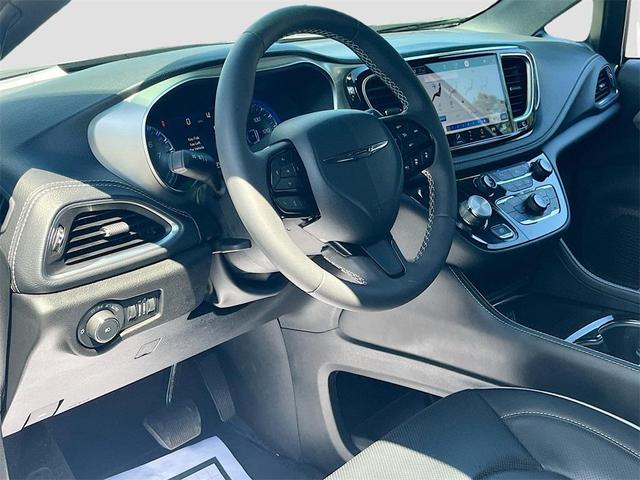 Photo of 2024 Bright White Clearcoat Chrysler Pacifica