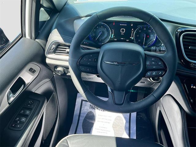 Photo of 2024 Bright White Clearcoat Chrysler Pacifica