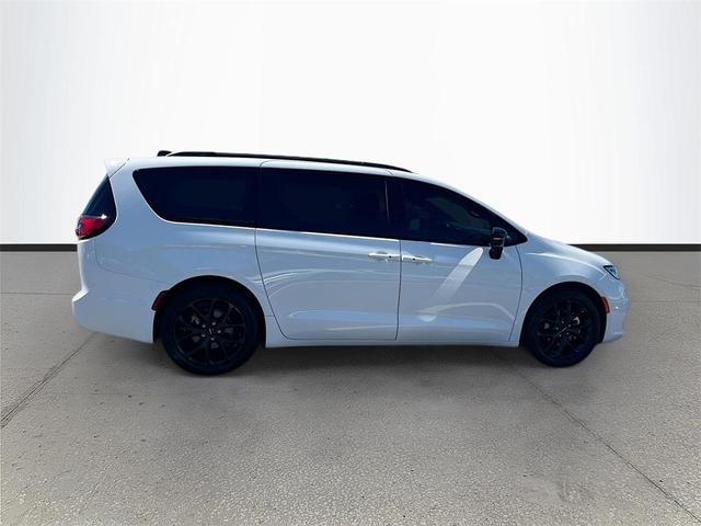 Photo of 2024 Bright White Clearcoat Chrysler Pacifica