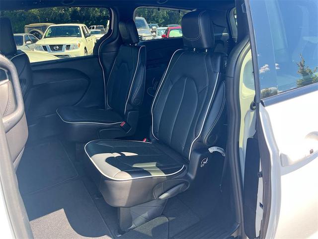 Photo of 2024 Bright White Clearcoat Chrysler Pacifica