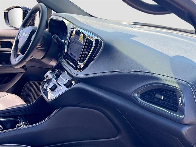 Photo of 2024 Bright White Clearcoat Chrysler Pacifica