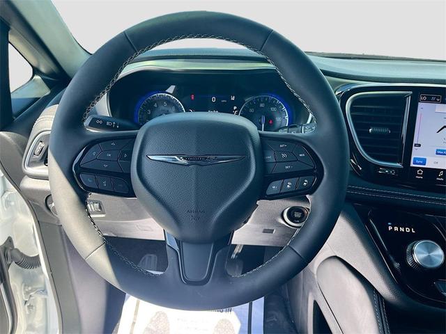 Photo of 2024 Bright White Clearcoat Chrysler Pacifica