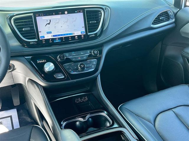 Photo of 2024 Bright White Clearcoat Chrysler Pacifica