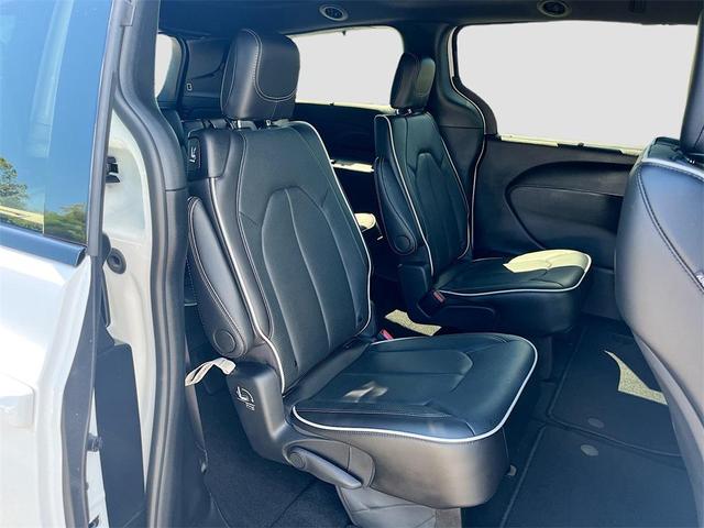 Photo of 2024 Bright White Clearcoat Chrysler Pacifica