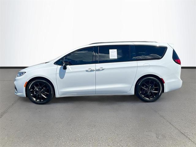 Photo of 2024 Bright White Clearcoat Chrysler Pacifica
