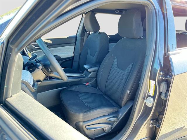 Photo of 2023 Granite Crystal Metallic Clearcoat Jeep Compass