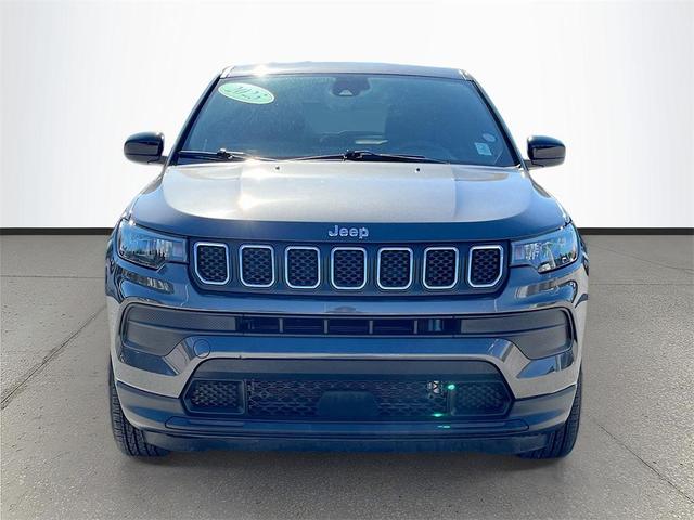 Photo of 2023 Granite Crystal Metallic Clearcoat Jeep Compass