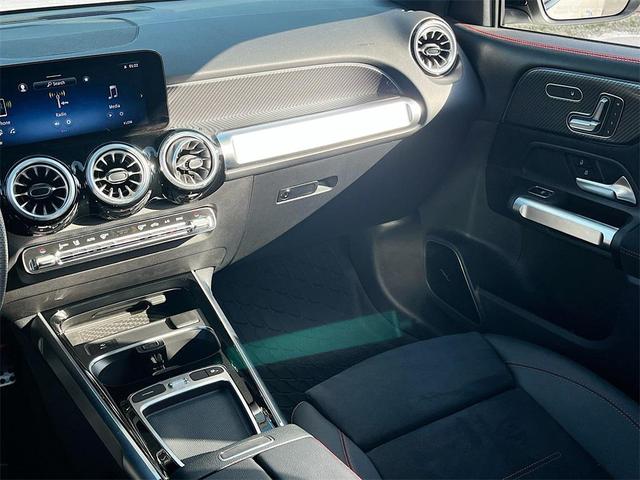 Photo of 2024 Polar White Mercedes-Benz GLB 250