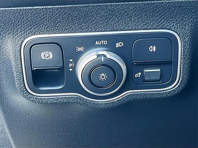 Photo of 2024 Polar White Mercedes-Benz GLB 250