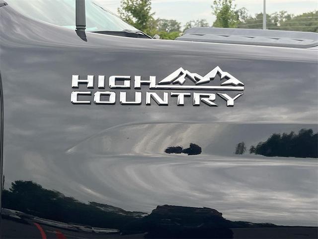 Photo of 2022 Black Chevrolet Silverado 2500