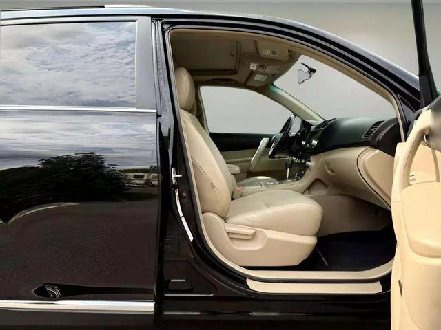 Photo of 2011 Black Toyota Highlander