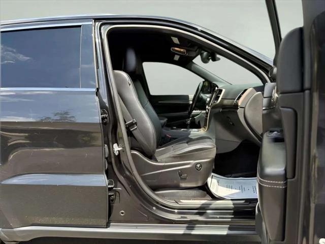 Photo of 2015 Brilliant Black Crystal Pearlcoat Jeep Grand Cherokee