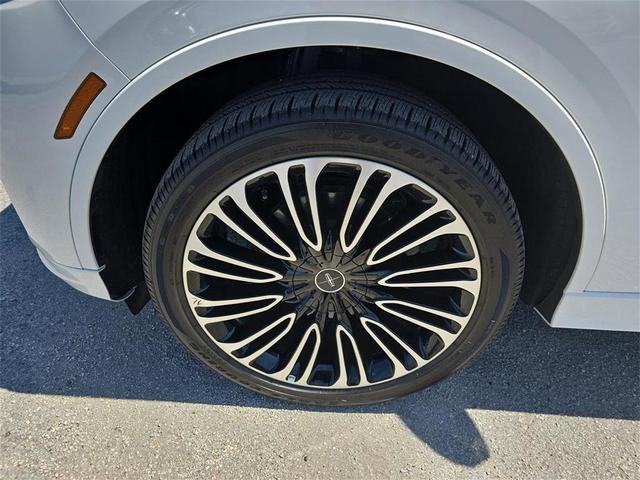 Photo of 2025 White Metallic Lincoln Aviator