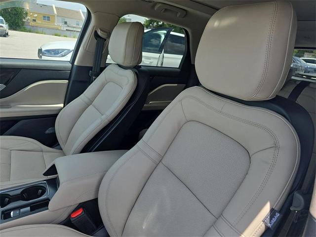 Photo of 2025 White Lincoln Corsair
